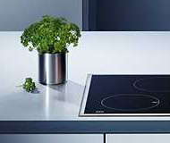 Kochen mit Kr�utern auf einem AEG Kochfeld