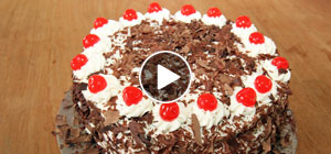 Schwarzw�lder Kirschtorte dekorieren