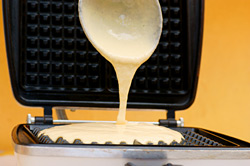 Waffelteig im Waffeleisen ausbacken