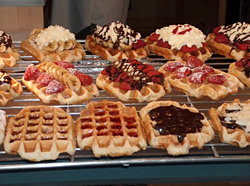 Belgische Waffeln mit verschiedenen Toppings