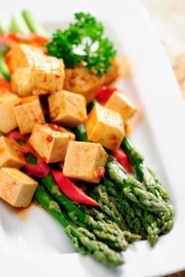 Gegrillter Tofu mit gr�nem Spargel