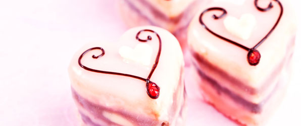 Petit fours in rosa zum Weltfrauentag