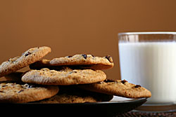 selbst gebackene Cookies mit einem Glas Milch