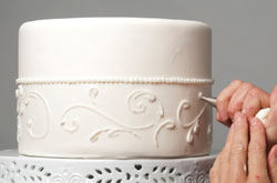 Hochzeitstorte mit Icing dekorieren
