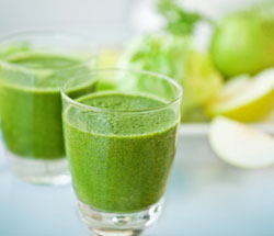 Gr�ne Smoothies mit Blattgem�se und Fr�chten