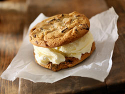 Sandwich aus Cookies und Eiscreme