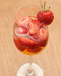Spritzige Erdbeerbowle