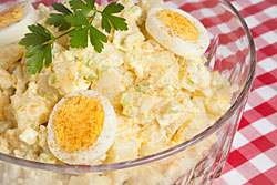 Klassischer Kartoffelsalat mit Mayo