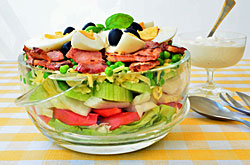 Bunter Schichtsalat mit separatem Dressing
