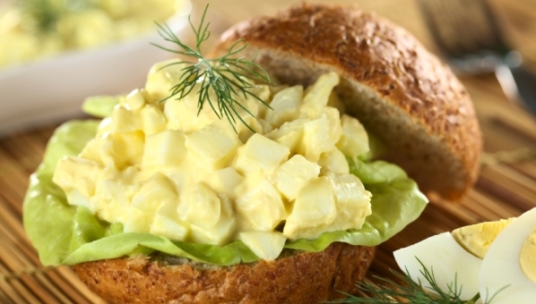 Eiersalat – köstlich als Grillbeilage oder Brotaufstrich
