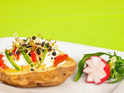 Gebackene Kartoffel mit Quark und Sprossen