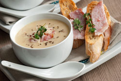 Feine Kartoffelcremesuppe mit Speck