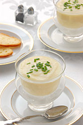 edle Vichyssoise im Glas serviert
