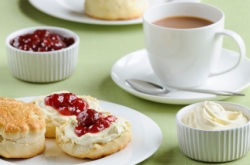 Scones mit sahniger Creme und Konfit�re