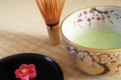 Zubereitung von Matcha bei der traditionellen Tee-Zeremonie 