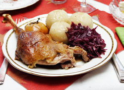 Martinsgans mit Rotkohl und Kartoffelkl��en
