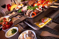 Bunt bef�llter Raclette-Grill