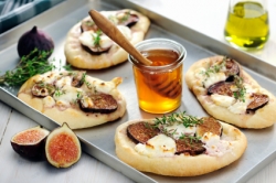 Minipizza mit Zeigenk�se, Feigen, Honig und Thymian