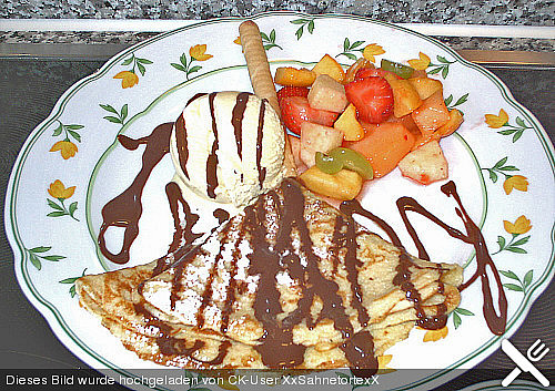 Palatschinken mit Marillenmarmelade
