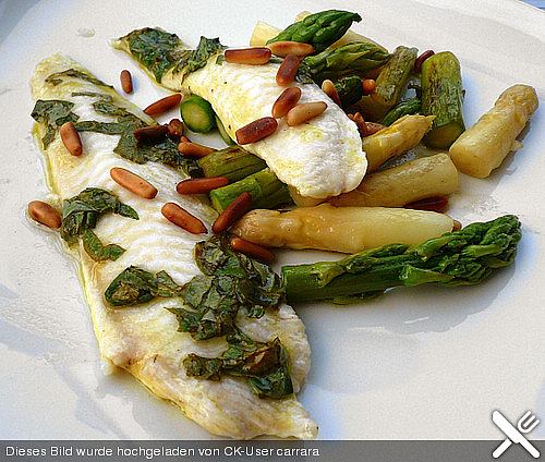 Limandesfilets mit Basilikum und gr&uuml;nem und wei&szlig;em Spargel
