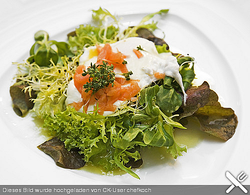 Pochierte Eier im Salatnest mit Räucherlachsstreifen und Kresse Pochierte Eier im Salatnest mit Räucherlachsstreifen und Kresse