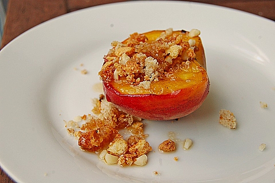 Gegrillte Pfirsiche mit Amarettini Gegrillte Pfirsiche mit Amarettini