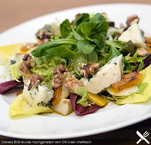 Salat mit gebratenem K&uuml;rbis, karamellisierter Birne, Blauschimmelk&auml;se und Walnussen