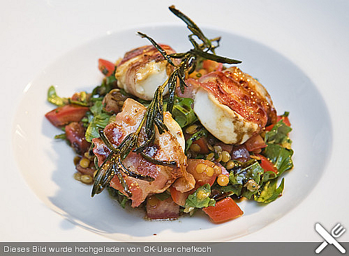 Ziegenkäse im Speckmantel auf buntem Linsensalat Ziegenkäse im Speckmantel auf buntem Linsensalat