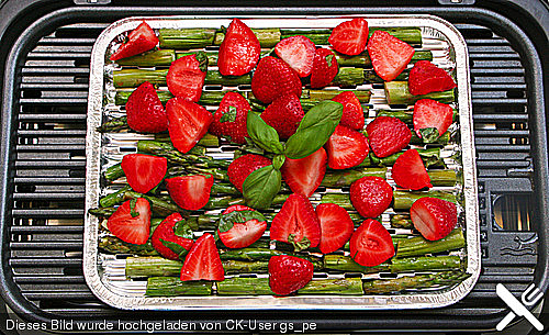 Gr&uuml;ner Spargel mit Erdbeeren gegrillt