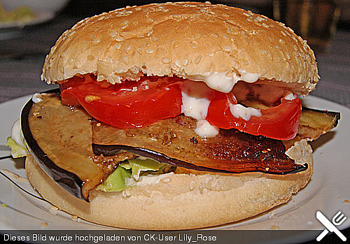 Tomaten-Auberginen-Avocado-Burger