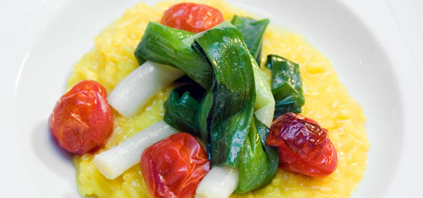 Safranrisotto mit Ofentomaten und glaciertem Zwiebellauch