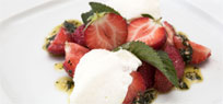 Buttermilchmousse mit Erdbeeren und Nusspesto