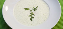 Rucolacremesuppe mit Pinienkernen
