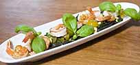Salat von Gambas und schwarzen Nudeln