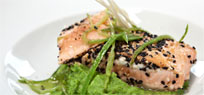Lachs im Sesammantel auf Erbsenp�ree