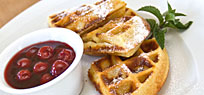 Waffeln mit hei�en Kirschen