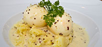 Ger�ucherte Senfeier mit Stampfkartoffeln