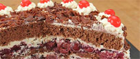 Dekoration einer leckeren Schwarzw�lder Kirschtorte