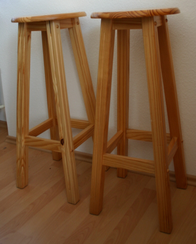 Hausbar-Set zu verkaufen: Bartheke, Gläserregal und 2 Barhocker