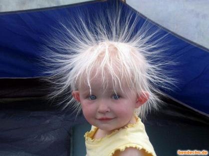 Kind_stehm_Haare_zu_Berge.jpg