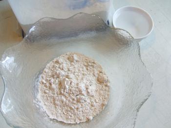 100g Roggenmehl und ca.150ml Wasser