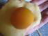 Ein St�ck ausgeformter Teig in meiner Hand mit Aprikose.