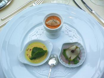 Karotten-Ingwermousse mit Tatar von Couquille Saint Jacques, Makrele, Frosch im Nudelsack auf Safransauce