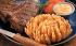 so sieht eine Bloomin' Onion im Restaurant aus. Mit Bierteig golden ausgebacken