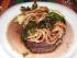 Gebratenes Rinderfilet mit Rotweinsauce, Kartoffeln und frittierte Zwiebeln und Kr�uterbl�tter
