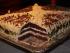 Nochmal die Torte, den Rand haben wir mit Pistazienkernen versehen.