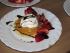 Pancake mit Quark-Joghurt-Eis und marinierten Erdbeeren