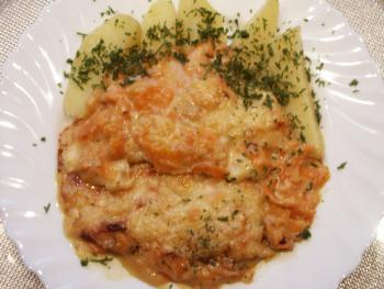 &Uuml;berbackene M&ouml;hren in K&auml;seso&szlig;e mit Kartoffelspalten