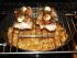 Gegrillter Bauch �ber der Kartoffelpfanne. Aromen tropfen in die Pfanne.