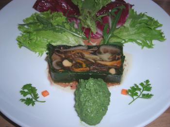 Terrine von Waldpilzen in Gelee an Wildkr&auml;utersalat und Petersilienp&uuml;ree (Vinaigrette aus Himbeeressig, Oliven- u. Walnuss&ouml;l, Gew&uuml;rzen)